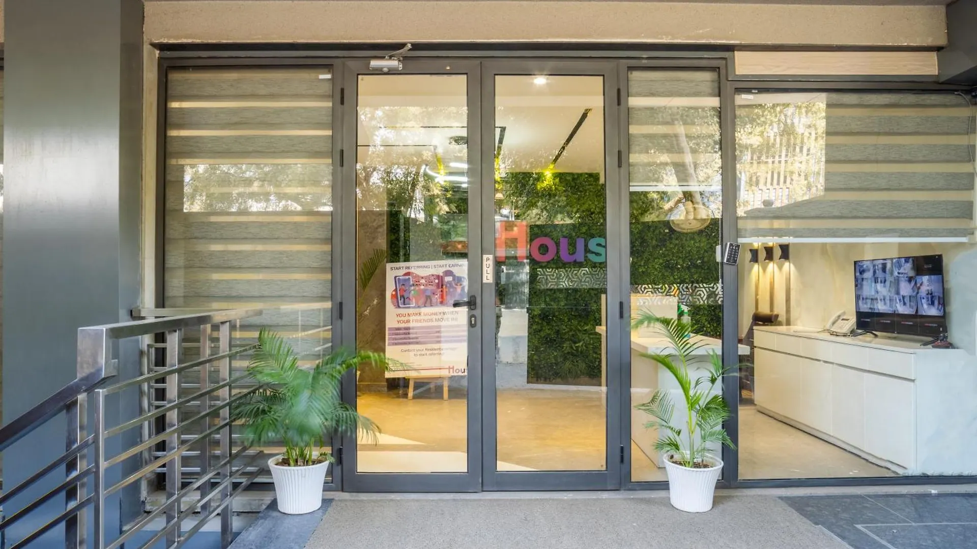 ホテル Housr Sector 42 Gurgaon Golf Course Road Near 42-43 Metro Station インド