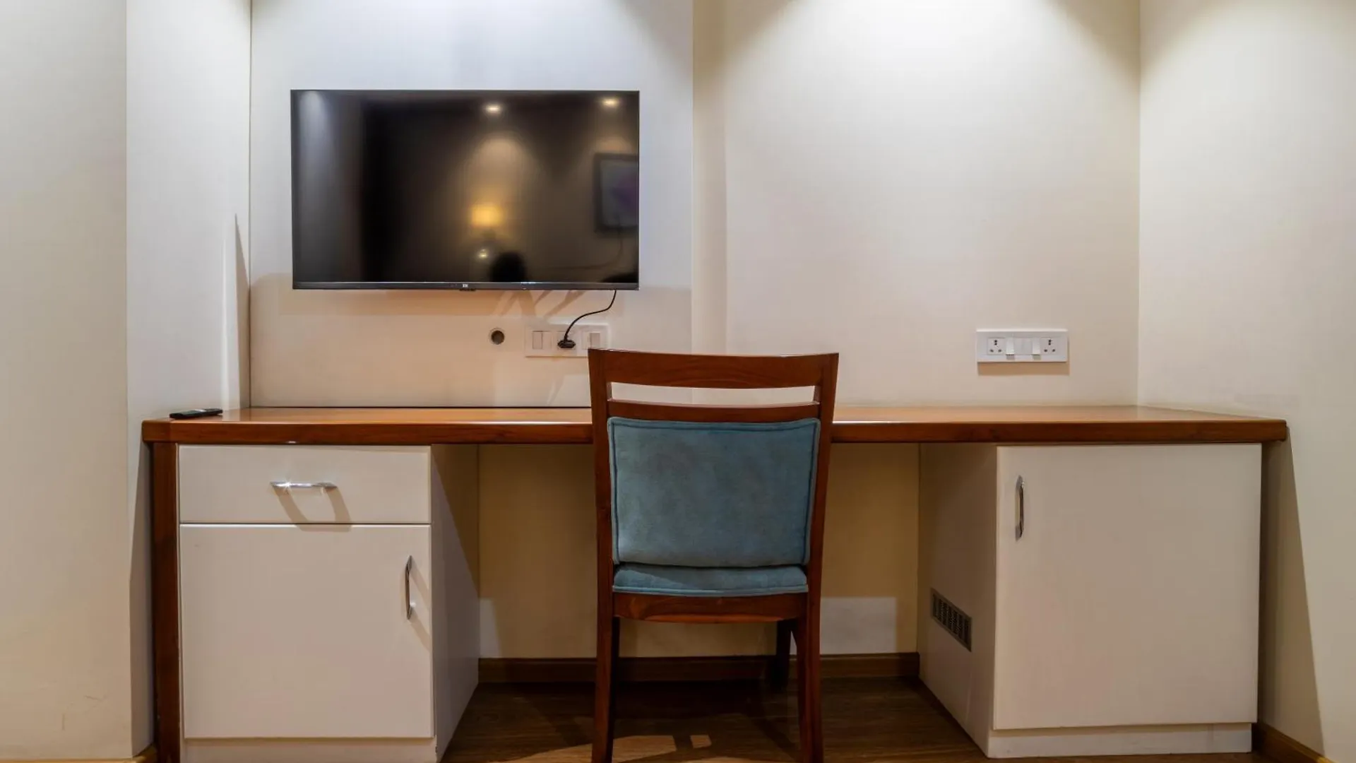 Hotel Housr Sector 42 Gurgaon Golf Course Road Near 42-43 Metro Station Indie
