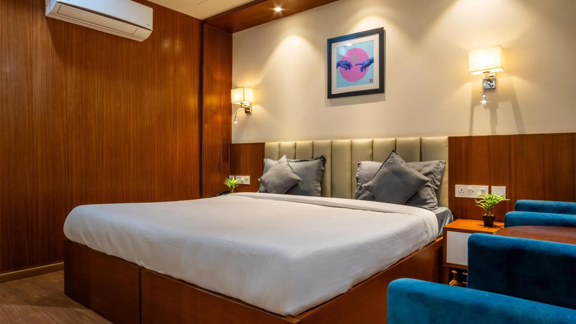 Hotel Housr Sector 42 Gurgaon Golf Course Road Near 42-43 Metro Station