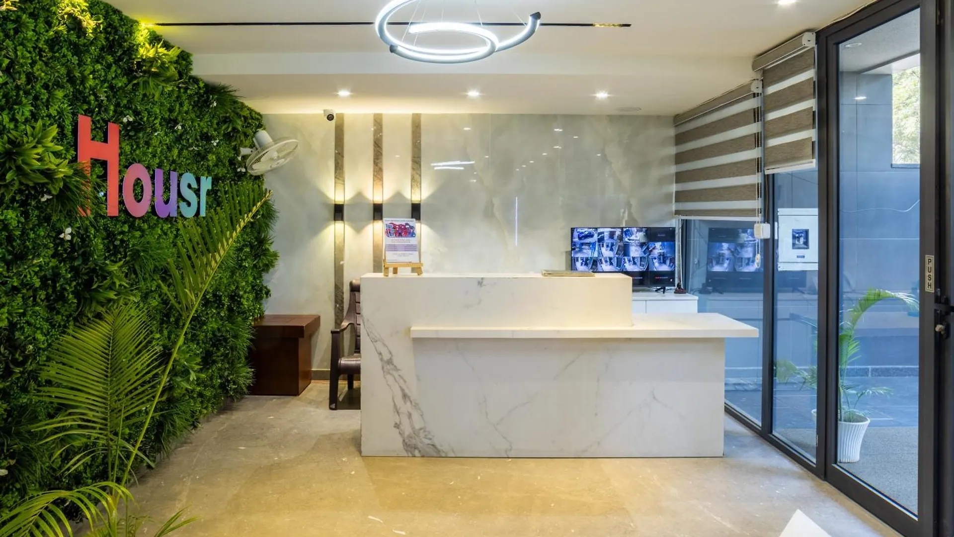 Hotel Housr Sector 42 Gurgaon Golf Course Road Near 42-43 Metro Station