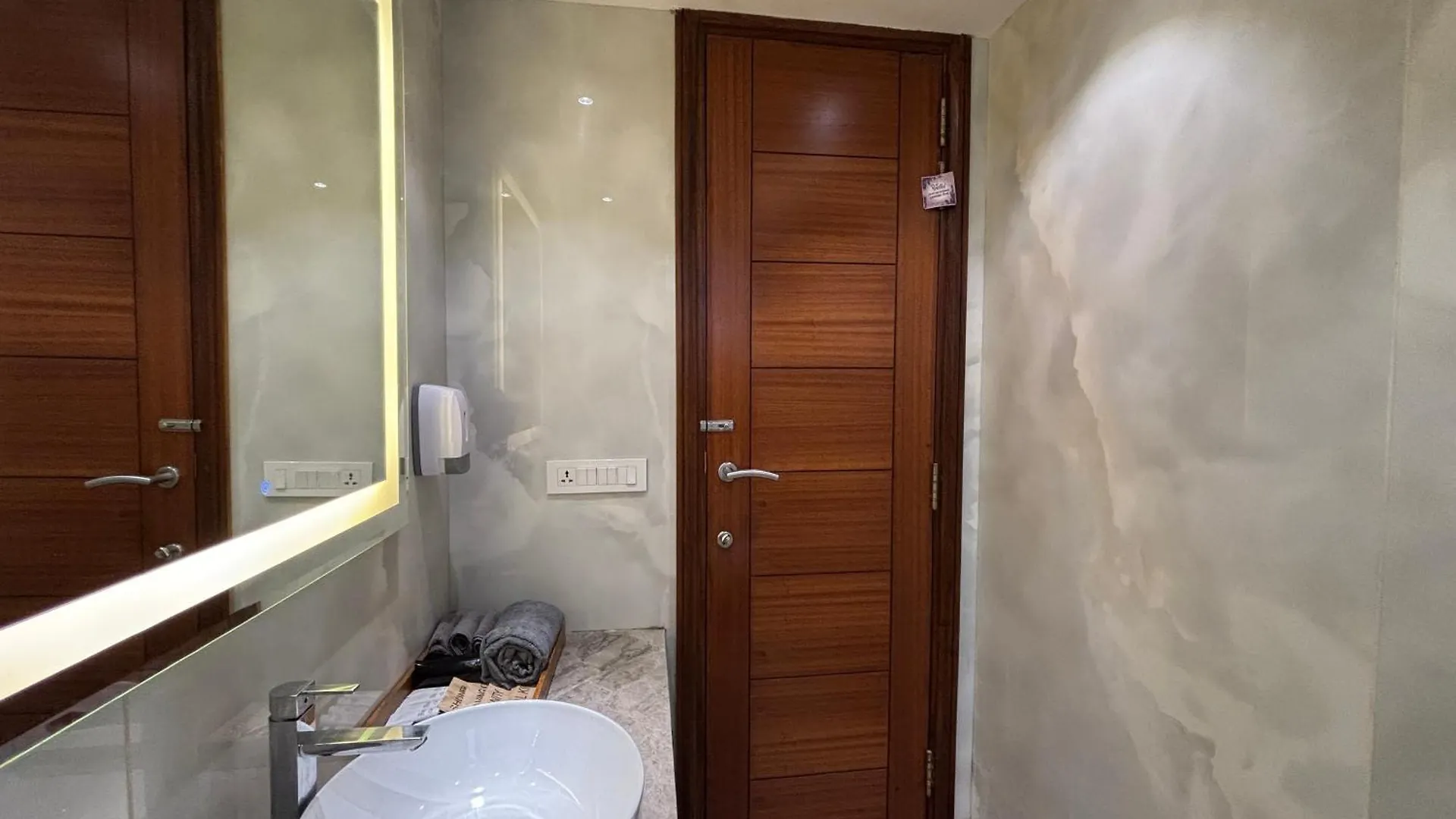 Hotel Housr Sector 42 Gurgaon Golf Course Road Near 42-43 Metro Station